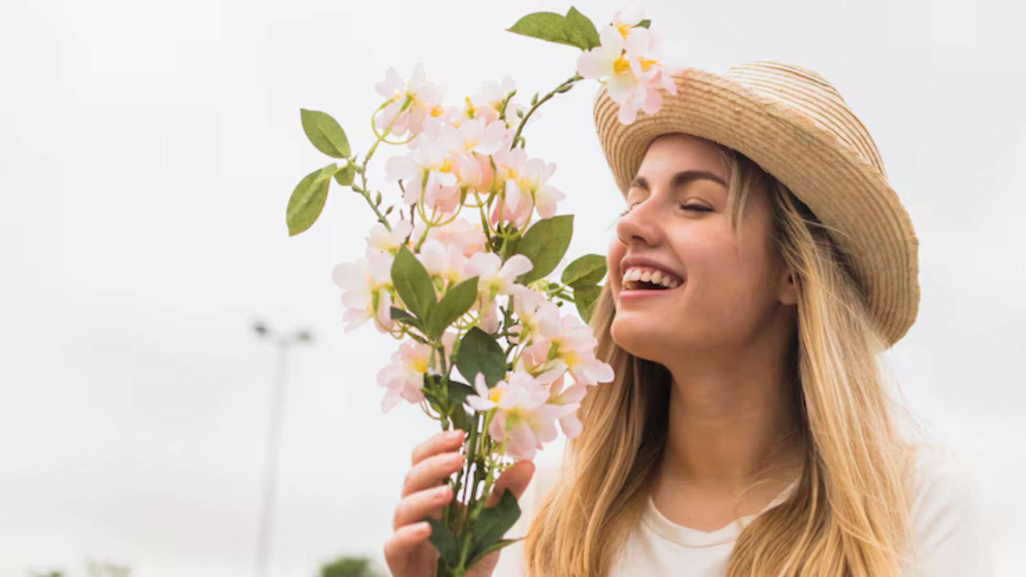 senora-alegre-sombrero-flores-blancas_23-2148029643
