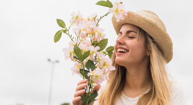 senora-alegre-sombrero-flores-blancas_23-2148029643